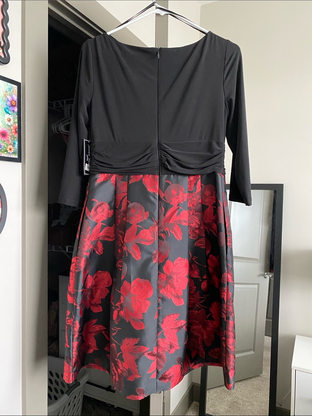 Women’s dress - Picture 2 of 3